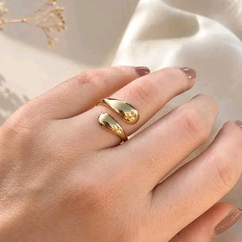 BOUND BEAUTY - CHUNKY GOLDEN KNOT RING