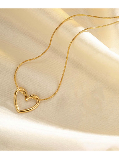 18K Elegant Heart-Shaped Pendant Necklace for Girls