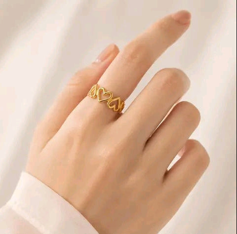 GOLDEN STAINLESS STEEL ANTI-TARNISH RING WITH HEART SHAPES