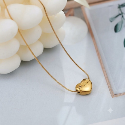 Elegant Heart Pendant Necklace – Minimalist Gold-Tone Jewelry